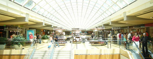 Shoppingmall mit Glasdach