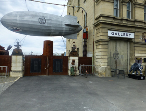 Steampunk HQ Oamaru. zeppelin vor dem Eingang