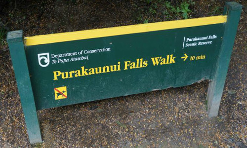 Wegweiser zu den Purakaunui-Falls
